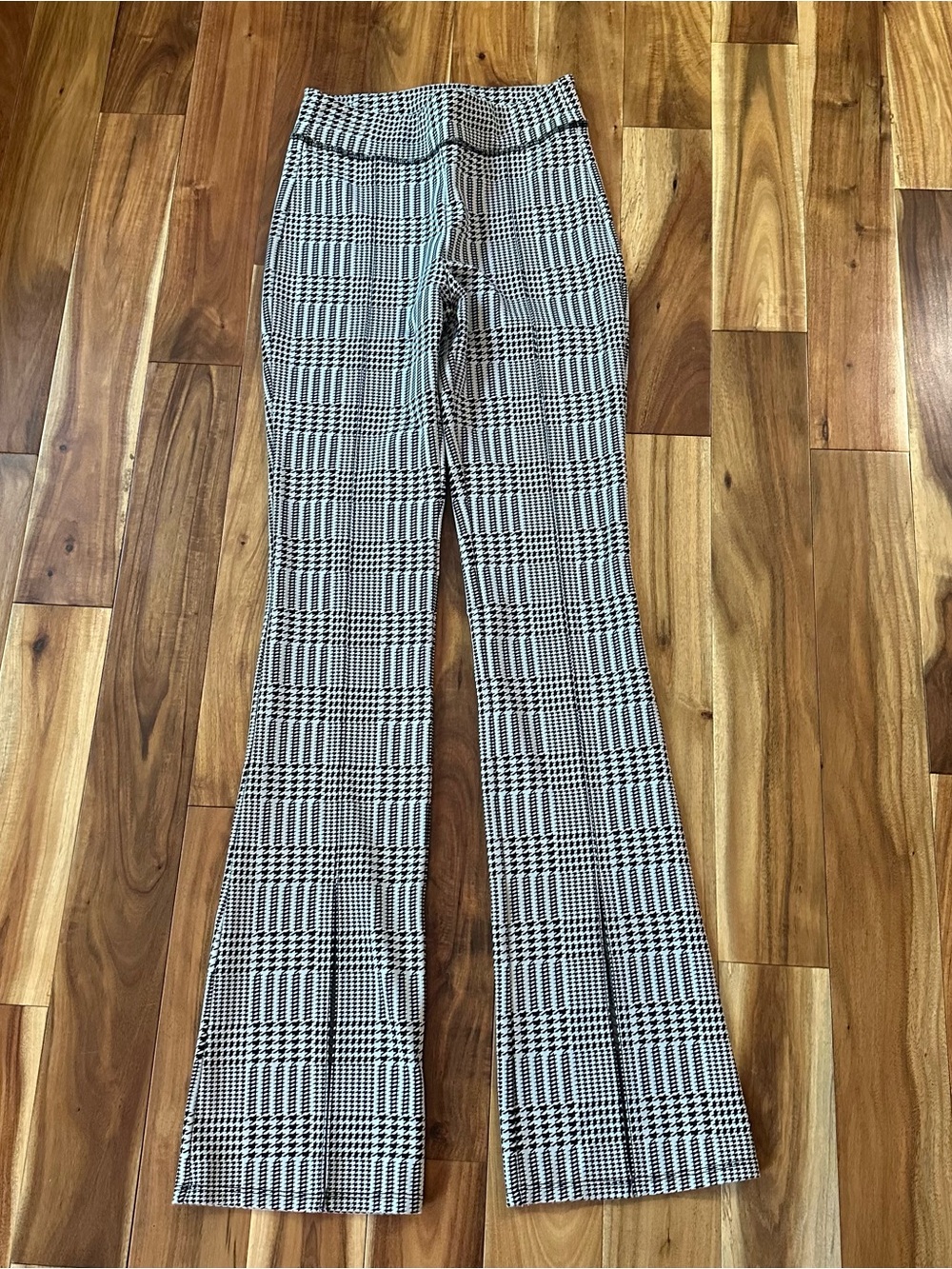 Alo Yoga Jacquard High-Waist Glenplaid Flutter Leggings. Size small.